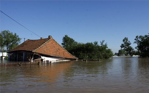 Balaton: a magasabb vízszinthez településeket kellene 