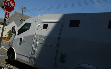 Pénzszállítórablásban bűnsegédlettel vádolt rendőr a bíróság előtt