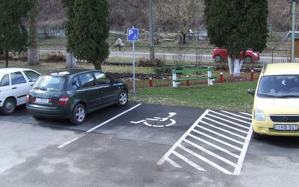 Visszaélt a mozgáskorlátozott igazolvánnyal