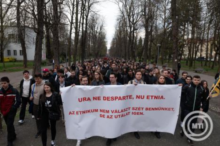 Több százan vonultak fel Kolozsváron egy magyar fiatal bántalmazása ellen tiltakozva