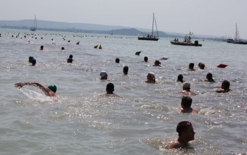 Közel nyolcezren úszták át a Balatont