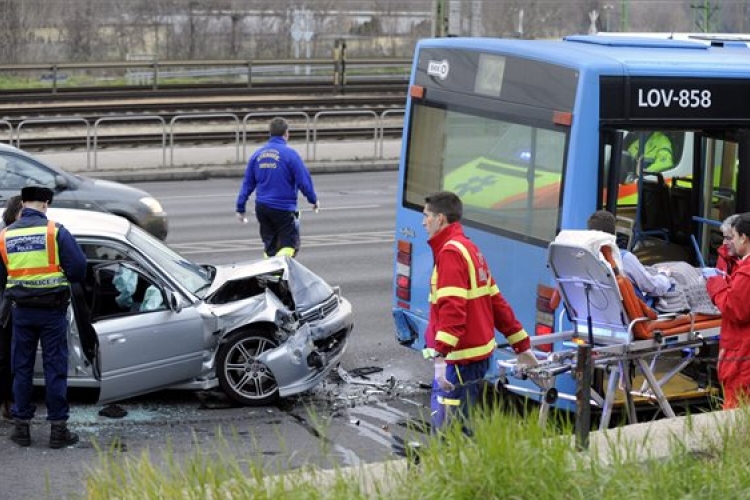 Álló busznak ütközött egy autó a fővárosban