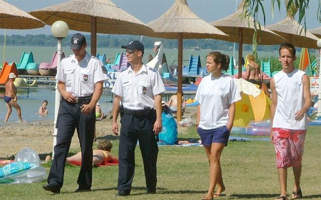 Készenléti rendőröket vezényelnek a Balatonra, a Tisza- és a Velencei-tóhoz