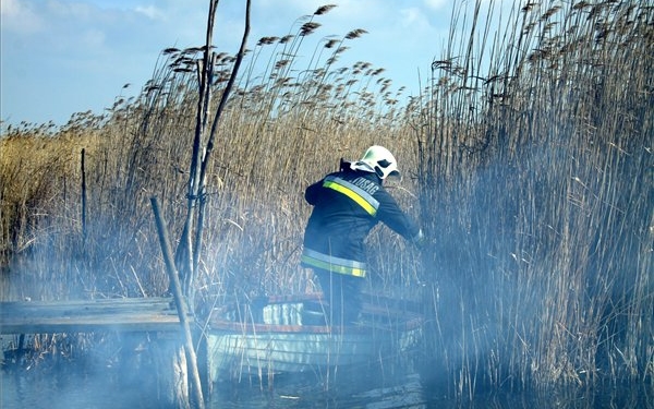 Harminc hektáron égett le a nád a Balaton mellett