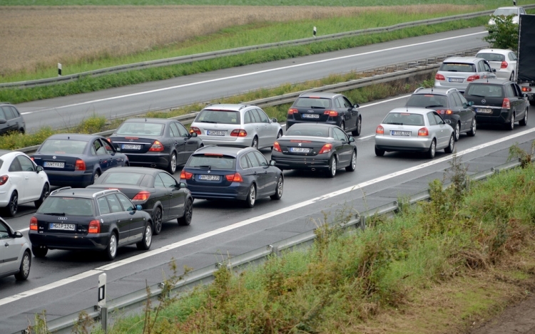 Nagy a torlódás az M1-es autópályán Hegyeshalom irányába