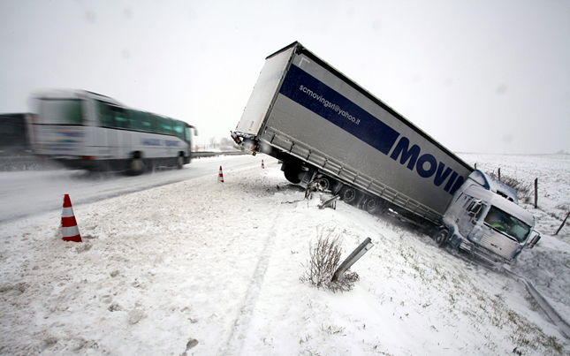 Havazás - Rengeteg kamion vesztegel a zalai és a vasi utak mellett