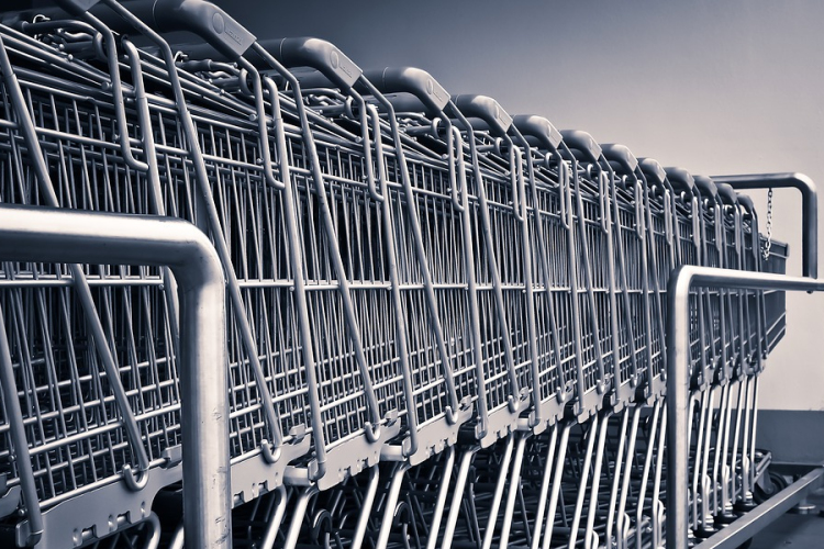 Világszerte egyre többen spórolnak és váltanak olcsóbb termékekre 