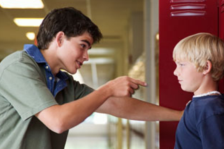 Zsarolta diáktársát 