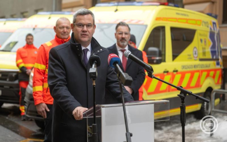 Takács Péter: a kormány 1160 mentőautót cserélt le az elmúlt években