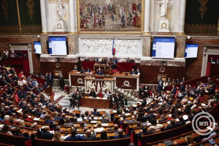 Megbukott a francia kormány a bizalmi szavazáson