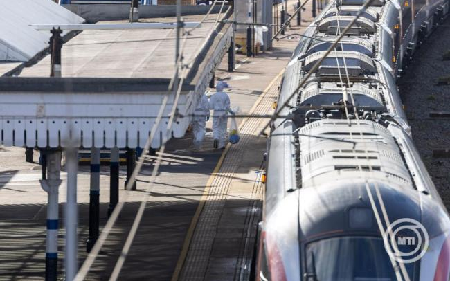 Rendőrség: nem terrorcselekmény az angliai vonaton elkövetett késeléses támadás